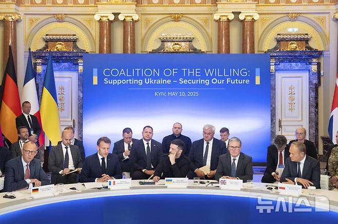 [키이우=AP/뉴시스] 러시아가 서방과 우크라이나의 '즉각 30일간 전면 휴전' 요구를 거부한 가운데, 유럽연합(EU)이 14일(현지 시간) 러시아에 대한 추가 제재안을 발표할 계획이라는 보도가 나왔다. 사진은 지난 10일 우크라이나 키이우 대통령궁에서 프리드리히 메르츠 독일 총리(왼쪽부터), 에마뉘엘 마크롱 프랑스 대통령, 볼로디미르 젤렌스키 우크라이나 대통령, 키어 스타머 영국 총리, 도날트 투스크 폴란드 총리가 '의지의 연합' 회담을 하는 모습. 2025.05.11.