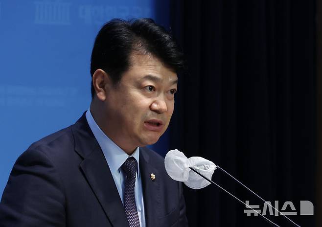 [서울=뉴시스] 고승민 기자 = 복기왕 더불어민주당 의원이 25일 서울 여의도 국회 소통관에서 당 사회적경제위원장 출마선언을 하고 있다. 2024.09.25. kkssmm99@newsis.com