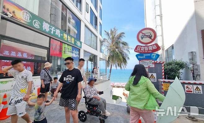 [울산=뉴시스] 박수지 기자 = 지난 9일 찾은 중국 하이난 싼야 톈야구 '마링지구'의 한 골목길 끝에 바다 풍경이 펼쳐지고 있다. 2025.05.13. parksj@newsis.com