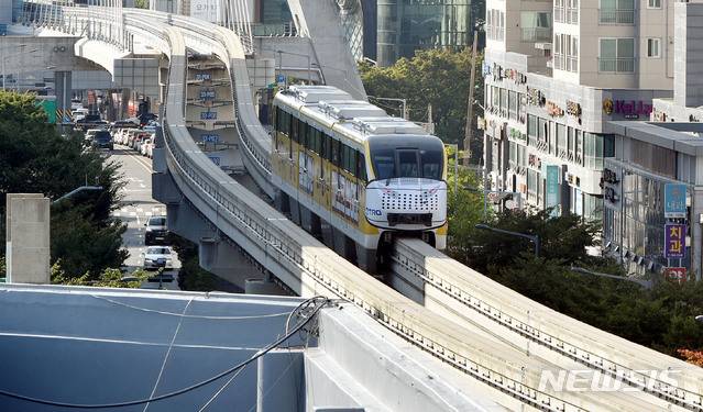 [대구=뉴시스] 대구도시철도 3호선 열차가 수성시장역을 지나고 있다. (사진=뉴시스 DB). photo@newsis.com