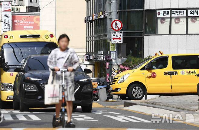 [서울=뉴시스] 김근수 기자 = 홍대 레드로드와 반포 학원가에서 오는 16일부터 '킥보드 없는 거리' 운영이 예정된 가운데 13일 서울 서초구 반포 학원가에 킥보드 운행 안내 표지판이 설치돼 있다. 서울시는 오는 5월 16일부터 홍대 레드로드와 반포 학원가 일대에 '킥보드 없는 거리'를 운영해, 낮 12시부터 밤 11시까지 전동킥보드 등 개인형 이동장치(PM)의 통행을 금지한다고 밝혔다.금지 대상은 전동킥보드, 전동이륜평행차, 동력 자전거 등이며, 위반 시 일반도로는 범칙금 3만원·벌점 15점, 어린이보호구역은 6만원·벌점 30점이 부과된다. 2025.05.13. ks@newsis.com