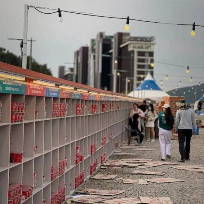 [서울=뉴시스] 부산에서 개막한 세계라면축제가 혹평을 받고 있다. (사진=페이스북 갈무리)  2025.05.13. photo@newsis.com *재판매 및 DB 금지