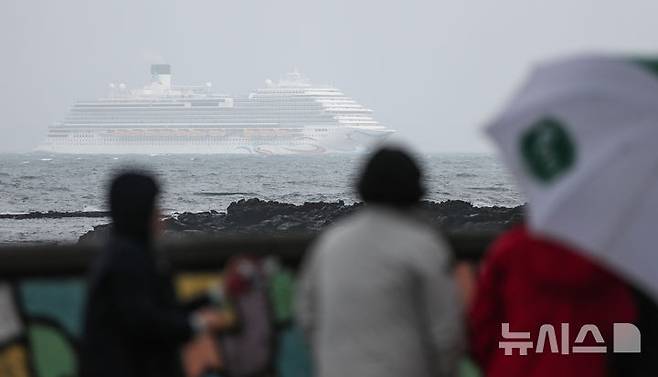 [서귀포=뉴시스] 우장호 기자 = 1일 오후 제주 서귀포시 강정항으로 중국 상하이에서 출발한 크루즈선 '아도라매직시티(13만5500t급)'호가 입항하고 있다. 강정항은 이날 준모항으로 새 출발을 하게된다. 준모항이란 모항처럼 승객이 타고 내릴 수 있는 항을 말한다.아도라매직시티호는 강정항에서 제주도민 32명과 재미동포 2명 등 총 34명을 태우고 일본 후쿠오카와 가고시마, 중국 상하이를 거쳐 오는 6일 강정항으로 돌아오게 된다. 2025.05.01. woo1223@newsis.com