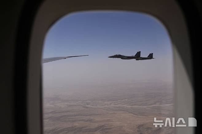 [리야드=AP/뉴시스] 13일(현지 시간) 도널드 트럼프 미국 대통령을 태운 전용기 에어포스원이 사우디에 도착하는 가운데, 사우디 공군의 F-15 전투기들이 이를 호위하고 있다. 2025.05.13.