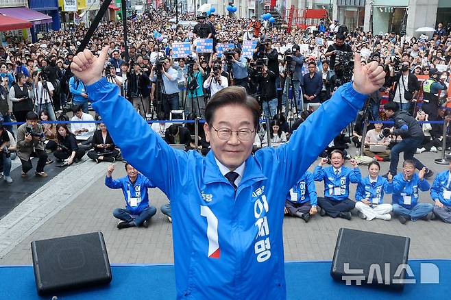 [대구=뉴시스] 권창회 기자 = 이재명 더불어민주당 대선 후보가 13일 대구 중구 동성로 광장에서 열린 집중유세에서 연설을 마친 뒤 두 손을 번쩍 들고 있다. (공동취재) 2025.05.13. photo@newsis.com