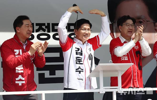[울산=뉴시스] 고승민 기자 = 김문수 국민의힘 대선 후보가 13일 울산 남구 신정시장 앞 도로에서 유세를 하고 있다. (공동취재) 2025.05.13. photo@newsis.com