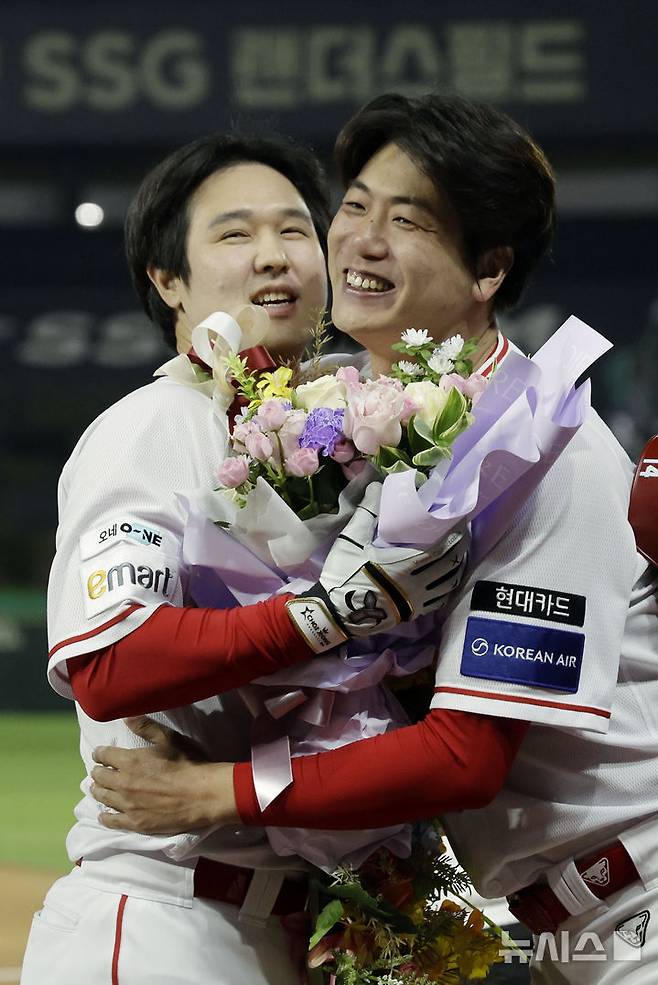 [인천=뉴시스] 최동준 기자 = 13일 인천SSG 랜더스필드에서 열린 2025 KBO리그 NC 다이노스와 SSG 랜더스의 경기, 6회말 2사 1루 상황 SSG 최정이 500호 홈런을 친 뒤 김광현과 포옹하고 있다. 2025.05.13. photocdj@newsis.com