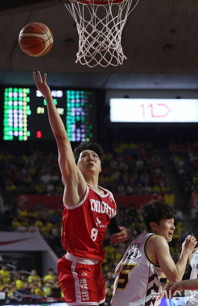 [서울=뉴시스] 김선웅 기자 = 13일 서울 송파구 잠실학생체육관에서 열린 2024-2025 프로농구 챔피언결정전 서울 SK 나이츠 vs 창원 LG 세이커스 5차전 경기, SK 안영준이 골밑슛을 하고 있다. 2025.05.13. mangusta@newsis.com