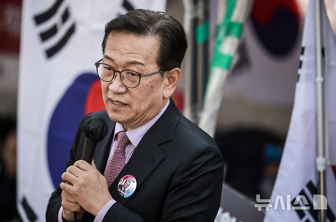 [서울=뉴시스] 정병혁 기자 = 윤석열 대통령 탄핵심판 선고일이 결정된 1일 서울 종로구 헌법재판소 앞에서 열린 윤 대통령 탄핵 반대 기자회견에서 석동현 변호사가 발언하고 있다. 2025.04.01. jhope@newsis.com