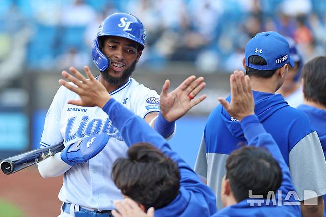 [서울=뉴시스] 프로야구 삼성 라이온즈 르윈 디아즈(왼쪽)가 26일 대구 삼성라이온즈파크에서 열린 2025 신한 쏠뱅크 KBO리그 NC 다이노스와의 경기 1회말 득점을 올린 뒤 동료들의 축하를 받고 있다. (사진=삼성 라이온즈 제공) 2025.04.26.