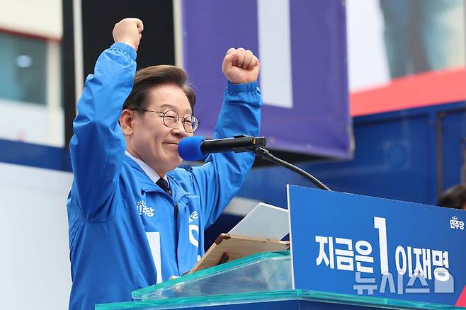 [대구=뉴시스] 권창회 기자 = 이재명 더불어민주당 대선 후보가 13일 대구 중구 동성로 광장에서 열린 집중유세에서 두주먹을 불끈 쥐고 있다. 2025.05.13. kch0523@newsis.com