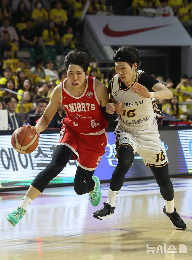 [서울=뉴시스] 김선웅 기자 = 13일 서울 송파구 잠실학생체육관에서 열린 2024-2025 프로농구 챔피언결정전 서울 SK 나이츠 vs 창원 LG 세이커스 5차전 경기, SK 안영준이 LG 정인덕을 상대하며 골대로 향하고 있다. 2025.05.13. mangusta@newsis.com