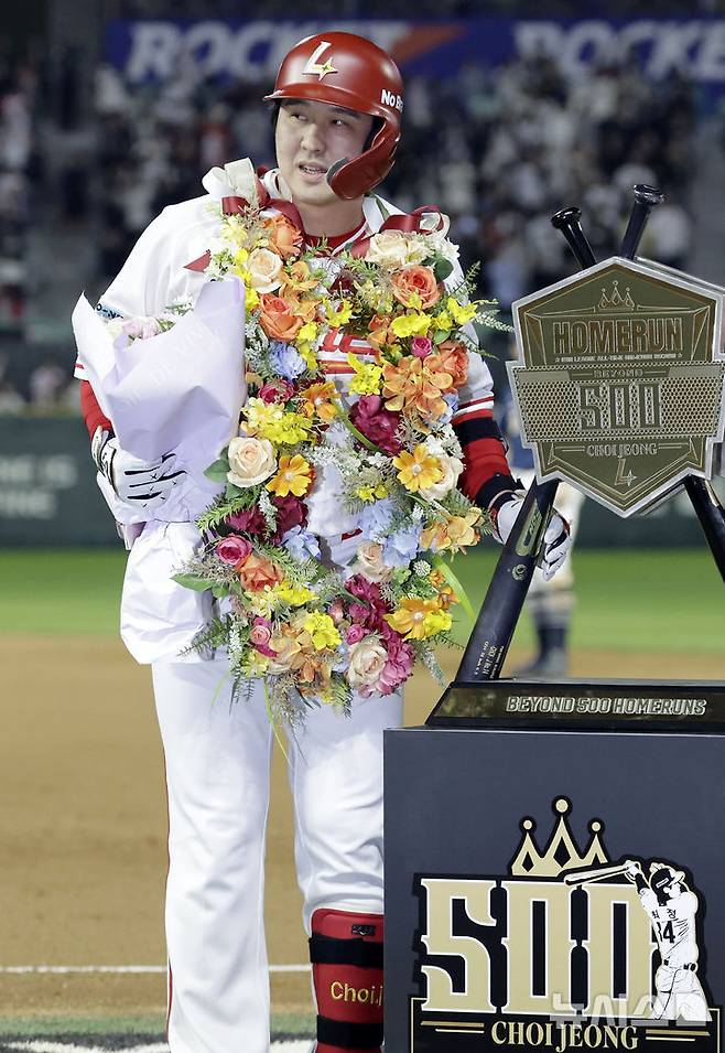 [인천=뉴시스] 최동준 기자 = 13일 인천SSG 랜더스필드에서 열린 2025 KBO리그 NC 다이노스와 SSG 랜더스의 경기, 6회말 2사 1루 상황 SSG 최정이 500호 홈런을 친 뒤 기념 트로피 앞에서 포즈를 취하고 있다. 2025.05.13. photocdj@newsis.com