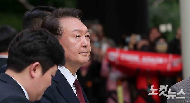 내란 우두머리 혐의로 기소된 윤석열 전 대통령이 12일 서울 서초구 중앙지법에서 열린 세 번재 공판을 마친 뒤 차량으로 이동하고 있다. 사진공동취재단