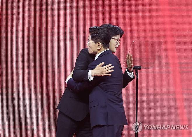 (고양=연합뉴스) 박동주 기자 = 국민의힘 대선 후보로 선출된 김문수 후보가 3일 경기 고양시 킨텍스에서 열린 국민의힘 전당대회에서 수락 연설을 마친 뒤 한동훈 후보와 포옹하고 있다. 2025.5.3 [공동취재] pdj6635@yna.co.kr 연합뉴스