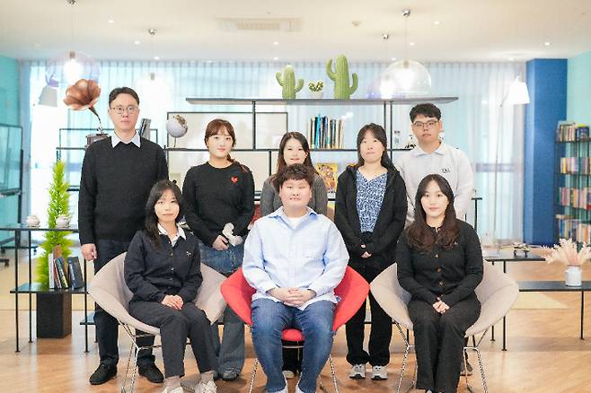 최장현 교수(좌측 상단), 박기은 연구원(좌측 하단,제1저자), 이요한 박사(하단 중앙, 제1저자). UNIST 제공