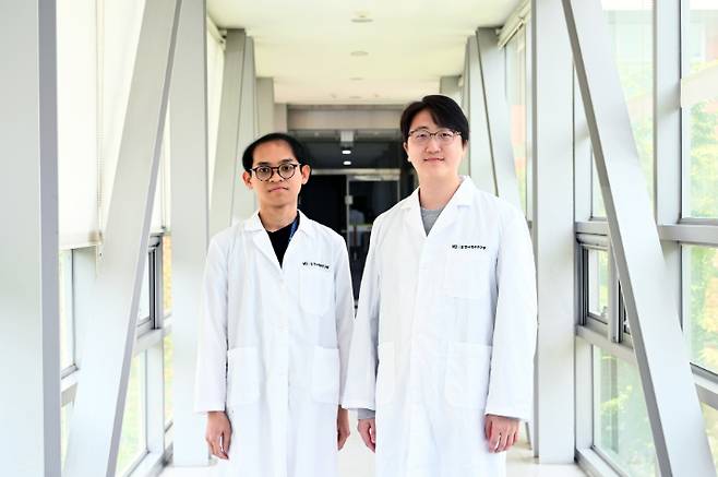 암세포 DNA 조기 검출하는 빛-인공지능 기반 초고감도 바이오센서를 개발한 재료연 바이오·헬스재료연구본부 정호상 박사(사진 오른쪽)과 살라후딘 학생연구원. 재료연구원 제공