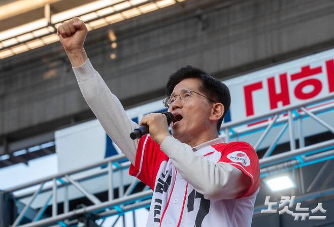 지난 12일 오후 국민의힘 김문수 대선후보가 대구 중구 서문시장에서 시민들에게 지지를 호소하고 있다. 대구=황진환 기자