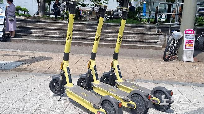 순천역 앞에 세워져 있는 전동 킥보드. 박사라 기자