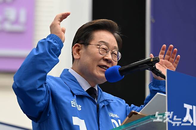 이재명 더불어민주당 대선 후보가 13일 대구 중구 동성로 광장에서 열린 대구 집중유세에서 지지를 호소 하고 있다. 대구=류영주 기자