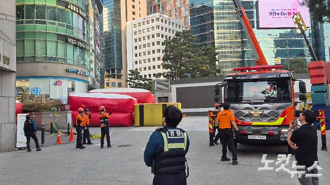 13일 서울 강남구 강남역 인근 빌딩에서 한 남성이 투신을 시도하는 소동이 일어났다. 현장에서 에어매트가 설치되고 시민 통행이 통제되는 등 안전 조치가 이뤄진 모습. 송선교 기자