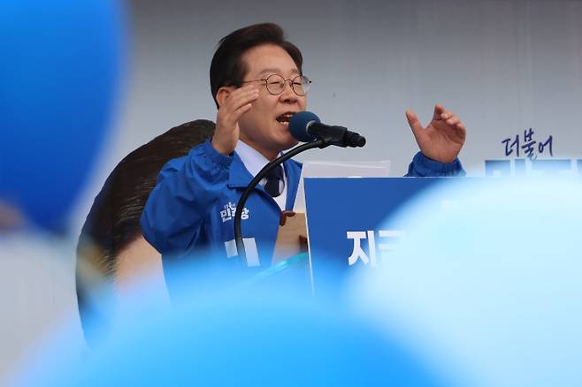 더불어민주당 이재명 대선 후보가 '보수의 텃밭'으로 불리는 대구·경북(TK) 지역 유세에 나선 13일 경북 포항시청 광장에서 시민들에게 지지를 호소하고 있다. 연합뉴스