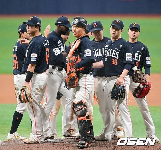 [OSEN=고척, 박준형 기자] 한화 선수들이 승리의 기쁨을 나누고 있다. 2025.05.11 / soul1014@osen.co.kr