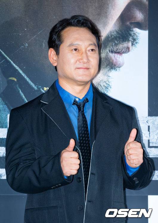 [OSEN=민경훈 기자] 23일 오후 서울 CGV 용산아이파크몰에서 영화 '브로큰' 서 언론배급시사회가 열렸다.영화 ‘브로큰'은 시체로 돌아온 동생과 사라진 그의 아내, 사건을 예견한 베스트셀러 소설까지, 모든 것이 얽혀버린 그날 밤의 진실을 밝히기 위해 끝까지 달려가는 민태의 분노의 추적을 그린 작품이다.무대 위에서 배우 정만식이 포토타임을 갖고 있다. 2025.01.23 / rumi@osen.co.kr
