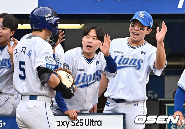 [OSEN=대구, 이석우 기자] 19일 대구삼성라이온즈파크에서 2025 신한 SOL 뱅크 KBO 리그 삼성 라이온즈와 롯데 자이언츠의 경기가 열렸다. 홈팀 삼성은 김대호가, 방문팀 롯데는 김진욱이 선발 출전했다. 삼성 라이온즈 구자욱이 2회말 1사 1,3루 우월 3점 홈런을 치고 동료들의 축하를 받고 있다. 2025.04.19 / foto0307@osen.co.kr