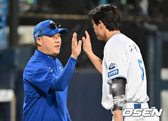 [OSEN=대구, 이석우 기자] 19일 대구삼성라이온즈파크에서 2025 신한 SOL 뱅크 KBO 리그 삼성 라이온즈와 롯데 자이언츠의 경기가 열렸다. 홈팀 삼성은 김대호가, 방문팀 롯데는 김진욱이 선발 출전했다. 삼성 라이온즈 박진만 감독이 롯데에 10-3으로 승리한 후 구자욱과 하이파이브를 하고 있다. 2025.04.19 / foto0307@osen.co.kr