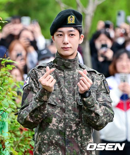 [OSEN=지형준 기자] 그룹 몬스타엑스(MONSTA X) 형원이 13일 오전 경기도 가평군에 위치한 수도기계화보병사단에서 1년 6개월 간의 군 복무를 마치고 만기 전역했다.형원은 지난 2023년 11월 14일 육군 현역으로 입대했다. 국방의 의무를 성실하게 이행한 형원은 성실하고 모범적인 군 생활을 인정 받아 상병으로 조기 진급해 화제를 모았다.형원에 앞서 셔누, 민혁, 주헌, 기현이 국방의 의무를 성실하게 이행하고 팬들의 곁으로 돌아온 바 있다. 형원은 다섯 번째 ‘군필자’로 데뷔 10주년을 앞둔 몬스타엑스에 합류한다.몬스타엑스 형원이 팬들에게 포즈를 취하고 있다. 2025.05.13 /jpnews@osen.co.kr