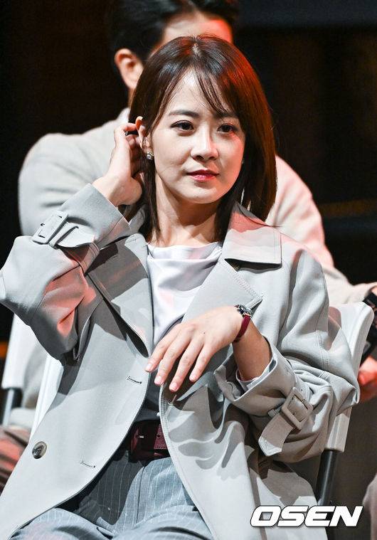 [OSEN=박준형 기자] 8일 오후 서울 장충동 동국대학교 이해랑예술극장에서 연극 ‘3일간의 비’ 프레스콜이 진행됐다.연극 ‘3일간의 비’는 1995년과 1960년대의 두 시대적 배경을 바탕으로 유명 건축가인 아버지의 유산을 정리하던 중 발견된 일기장을 통해 과거 부모 세대의 진실을 들여다보는 작품이다.배우 류현경이 머릿결을 쓸어넘기고 있다.  2023.08.08  / soul1014@osen.co.kr