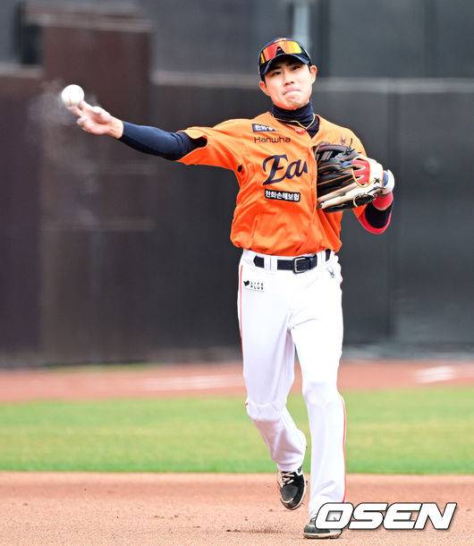 [OSEN=대전, 최규한 기자] 30일 대전한화생명볼파크에서 ‘2025 신한 SOL Bank KBO리그’ 한화 이글스와 KIA 타이거즈의 경기가 열렸다.홈팀 한화는 류현진, 방문팀 KIA는 아담 올러를 선발로 내세웠다.3회초 무사 선두타자로 나선 KIA 김태군의 땅볼 타구를 한화 유격수 심우준이 잡아 1루로 송구하고 있다. 2025.03.30 / dreamer@osen.co.kr