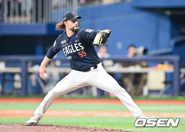 [OSEN=고척, 박준형 기자] 11일 오후 서울 고척스카이돔에서 ‘2025 신한 SOL BANK KBO리그’ 키움 히어로즈와 한화 이글스의 경기가 진행됐다.이날 경기에 키움은 김윤하가, 한화 와이스가 선발투수로 나선다.7회말 한화 선발투수 와이스가 역투하고 있다.     2025.05.11 / soul1014@osen.co.kr