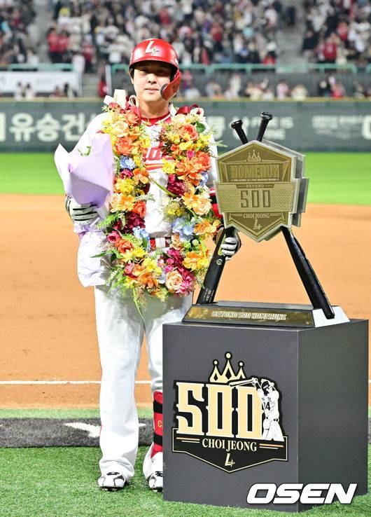 [OSEN=인천, 민경훈 기자] 15일 오후 인천 SSG랜더스필드에서 ‘2025 신한 SOL Bank KBO리그’ SSG 랜더스와 NC 다이노스의 경기가 열렸다.SSG는 문승원을, NC는 라일리를 선발로 내세웠다.6회말 2사 주자 1루 SSG 최정이 좌월 동점 투런 홈런을 때리며 KBO리그 최초 500홈런에 성공한 후 포토타임을 갖고 있다. 2025.05.13 / rumi@osen.co.kr