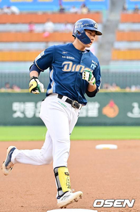 [OSEN=인천, 민경훈 기자] 15일 오후 인천 SSG랜더스필드에서 ‘2025 신한 SOL Bank KBO리그’ SSG 랜더스와 NC 다이노스의 경기가 열렸다.SSG는 문승원을, NC는 라일리를 선발로 내세웠다.1회초 1사 NC 김주원이 우월 선취 솔로 홈런을 때린 후 그라운드를 돌고 있다. 2025.05.13 / rumi@osen.co.kr