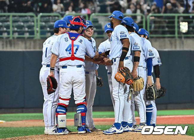 [OSEN=포항, 이석우 기자] 13일 포항야구장에서 2025 신한 SOL 뱅크 KBO 리그 삼성 라이온즈와 KT 위즈의 경기가 열렸다. 홈팀 삼성은 이승현이 선발로 출전하고, 방문팀 KT는 헤이수스가 선발로 출전했다.삼성 라이온즈 선수들이 KT 위즈에 5-3으로 승리한 후 기쁨을 나누고 있다. 2025.05.13 / foto0307@osen.co.kr