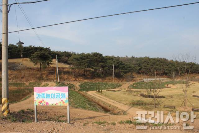 ▲특정 문중 묘지 앞에 조성된 화순군 가족형파크골프장ⓒ