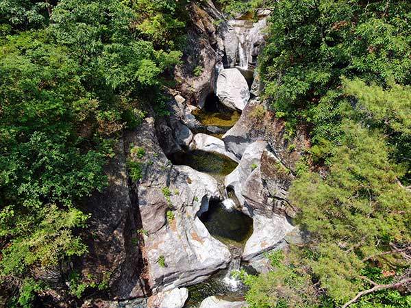 동해로 흘러드는 남대천 최상류인 신선계곡. 국내 어떤 계곡에도 뒤지지 않는 풍광을 자랑한다.