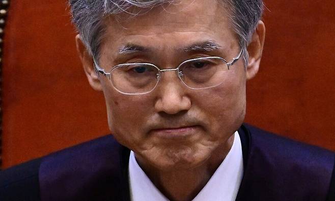 조희대 대법원장이 1일 오후 서울 서초구 대법원 대법정에서 이재명 더불어민주당 대선 후보의 공직선거법 위반 사건 상고심 선고를 준비하며 입술을 다물고 있다. 뉴시스