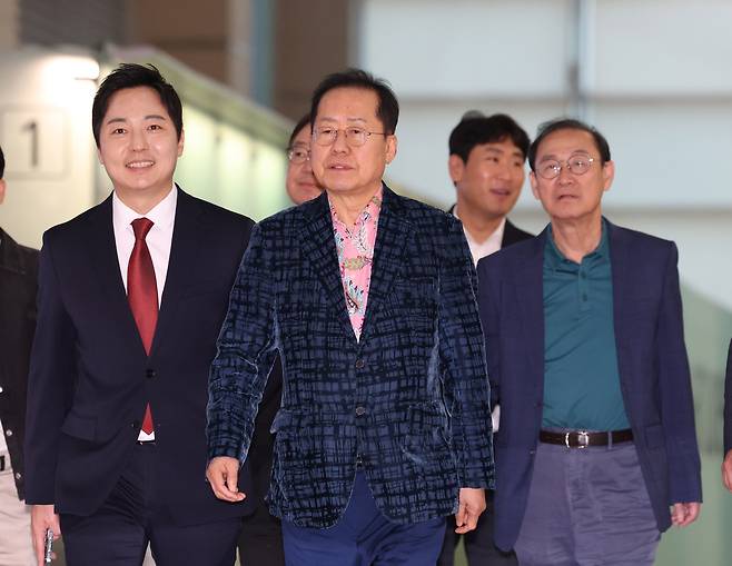 홍준표 전 대구시장이 지난 10일 오후 인천국제공항 제1여객터미널을 통해 미국으로 출국하고 있다. 인천공항=뉴시스