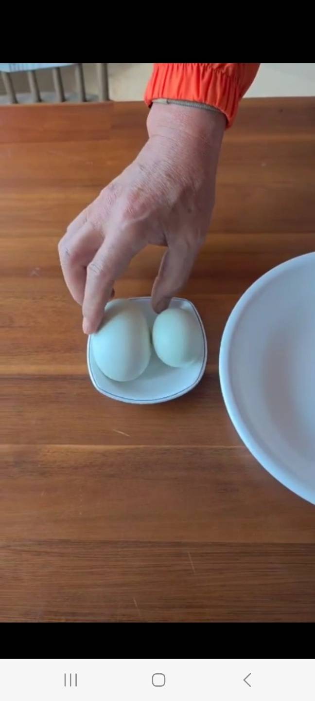 ‘달걀 속의 달걀’이 일반 달걀에 비해 크기가 크다. 조광현씨 제공 영상 캡처