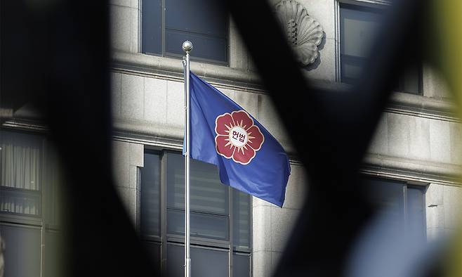 서울 종로구 헌법재판소 청사의 깃발이 바람에 펄럭이고 있다. 연합뉴스