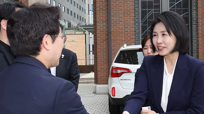 이재명 더불어민주당 대통령 후보의 부인 김혜경 여사가 13일 오후 서울 중구 천주교 서울대교구청에서 정순택 서울대교구장과의 면담을 앞두고 교구청 관계자와 인사를 나누고 있다. 뉴스1