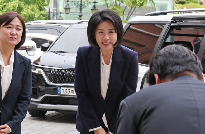 이재명 더불어민주당 대통령 후보의 부인 김혜경 여사가 13일 오후 서울 중구 천주교 서울대교구청에서 정순택 서울대교구장과의 면담을 앞두고 교구청 관계자와 인사를 나누고 있다. 뉴스1