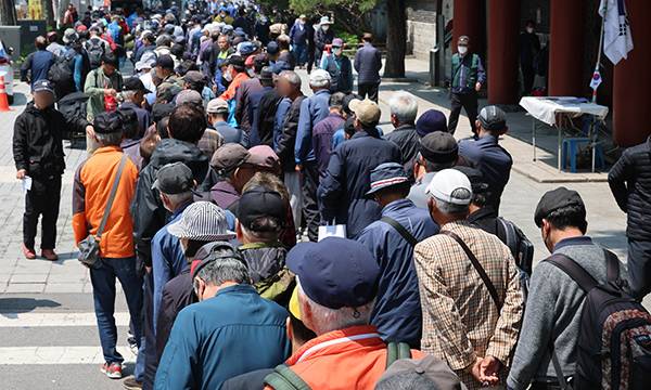 지난 12일 서울 종로구 탑골공원 무료급식소에서 어르신들이 줄을 서서 기다리고 있다. 국민연금공단에 따르면 100세 이상 국민연금 수급자는 201명으로 처음으로 200명을 돌파했다. 뉴스1
