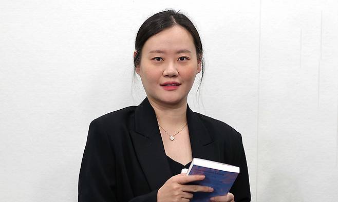출판사 ‘북다’ 앙스트(ANGST) 시리즈 첫 작품인 장편소설 ‘호수와 암실’을 발표한 소설가 박민정이 9일 서울 용산구 세계일보 사옥에서 포즈를 취하고 있다. 이재문 기자