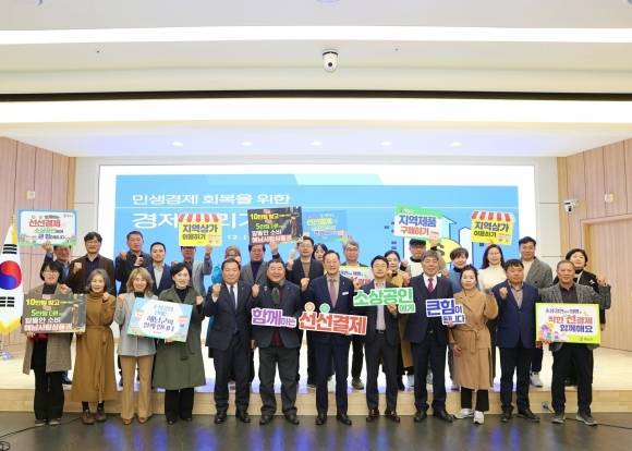 해남군 제공명현관(앞줄 왼쪽 일곱 번째) 전남 해남군수가 12일 군청 대회의실에서 해남군 경제살리기협의회를 개최한 뒤 참석자들과 기념촬영을 하고 있다.  해남군 제공