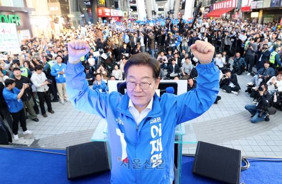이재명 더불어민주당 대선 후보가 6·3 대통령선거 공식 선거운동 첫날인 12일 오후 대전 중구 으능정이거리 스카이로드에서 열린 ‘K-과학기술’ 대전 유세에 참석해 두팔을 들어보이고 있다.   2025.5.12. 홍윤기 기자