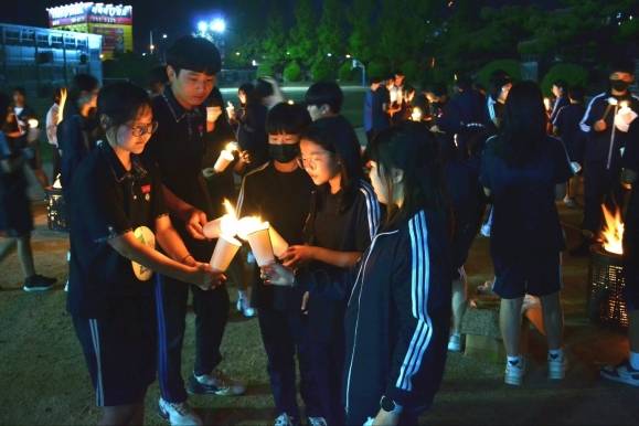 창원대산중학교 제2회 창원대산중 벚꽃엔딩 스쿨핑 행사 모습. 2025.5.13. 창원대산중학교 제공